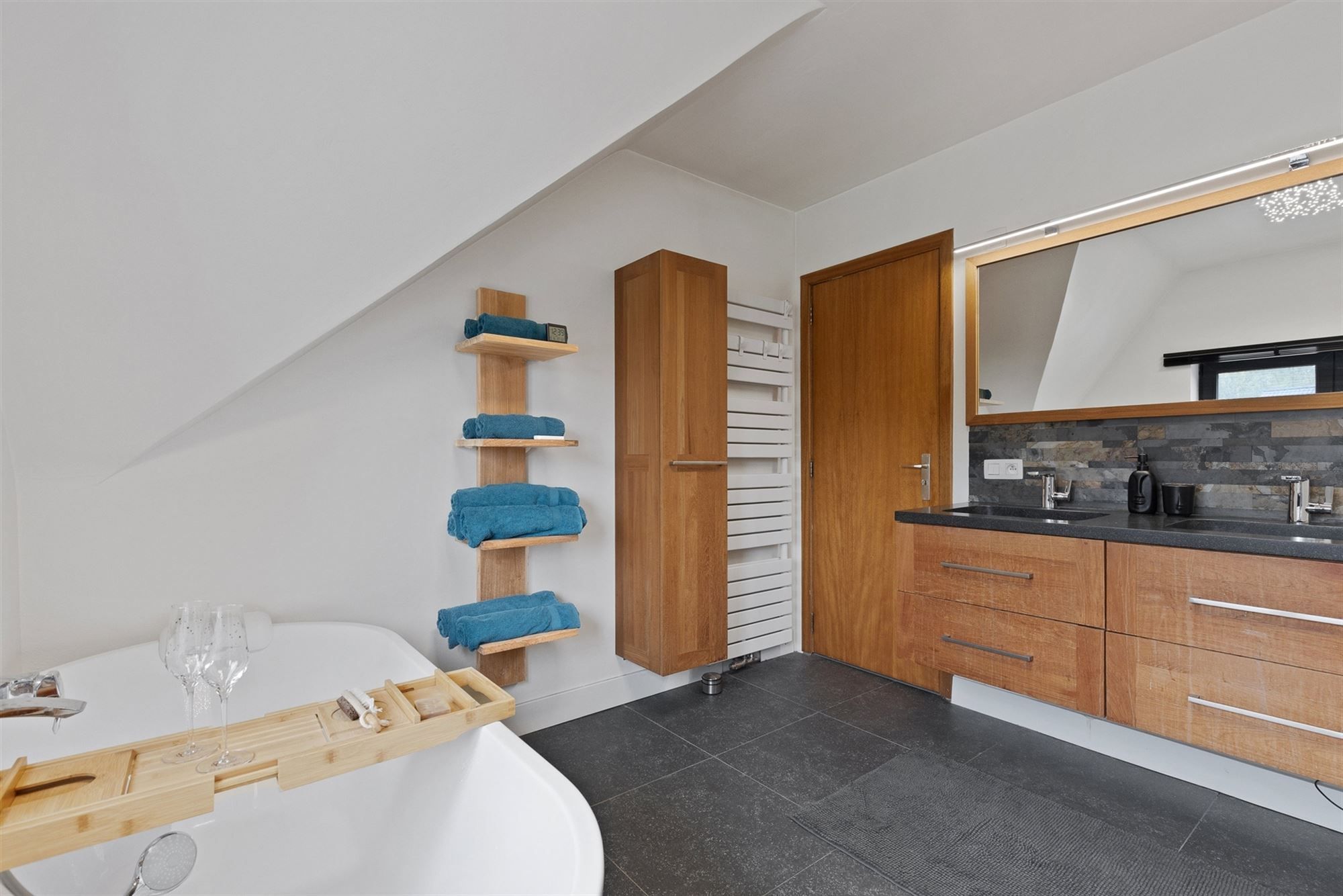 UITERST KNAP GERENOVEERDE WONING MET 3 SLAAPKAMERS GELEGEN OP EEN ZONNIG GEORIËNTEERD PERCEEL TE PAAL foto 16