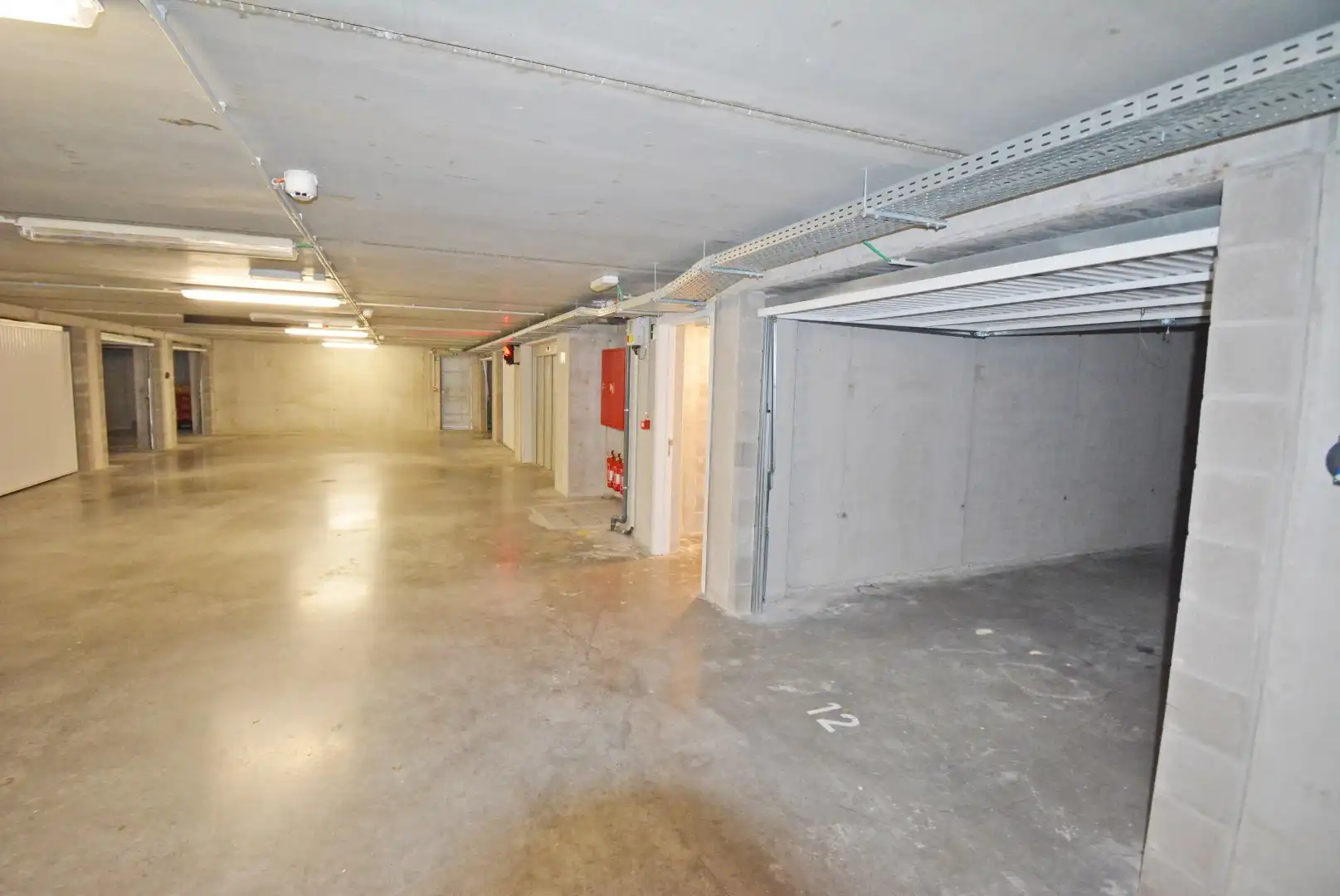 Centraal gelegen ruime garagebox te huur vlakbij de Lippenslaan foto 6