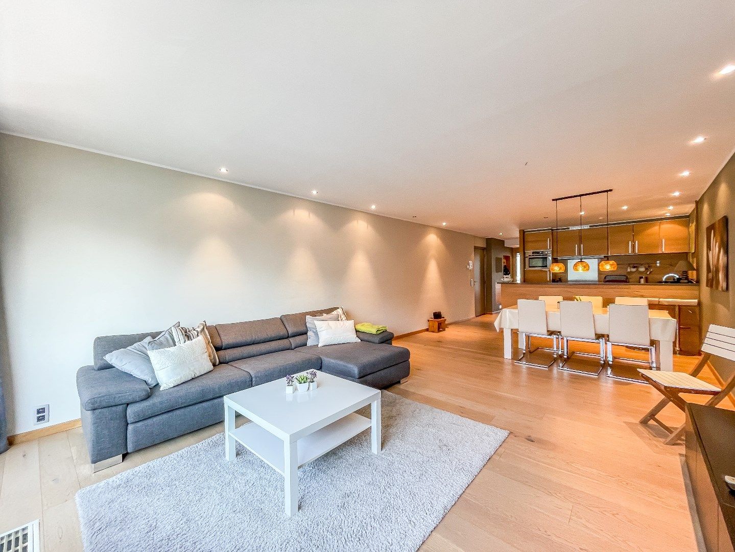 Verzorgd appartement gelegen op de Dumortierlaan vlakbij het Driehoeksplein foto {{pictureIndex}}