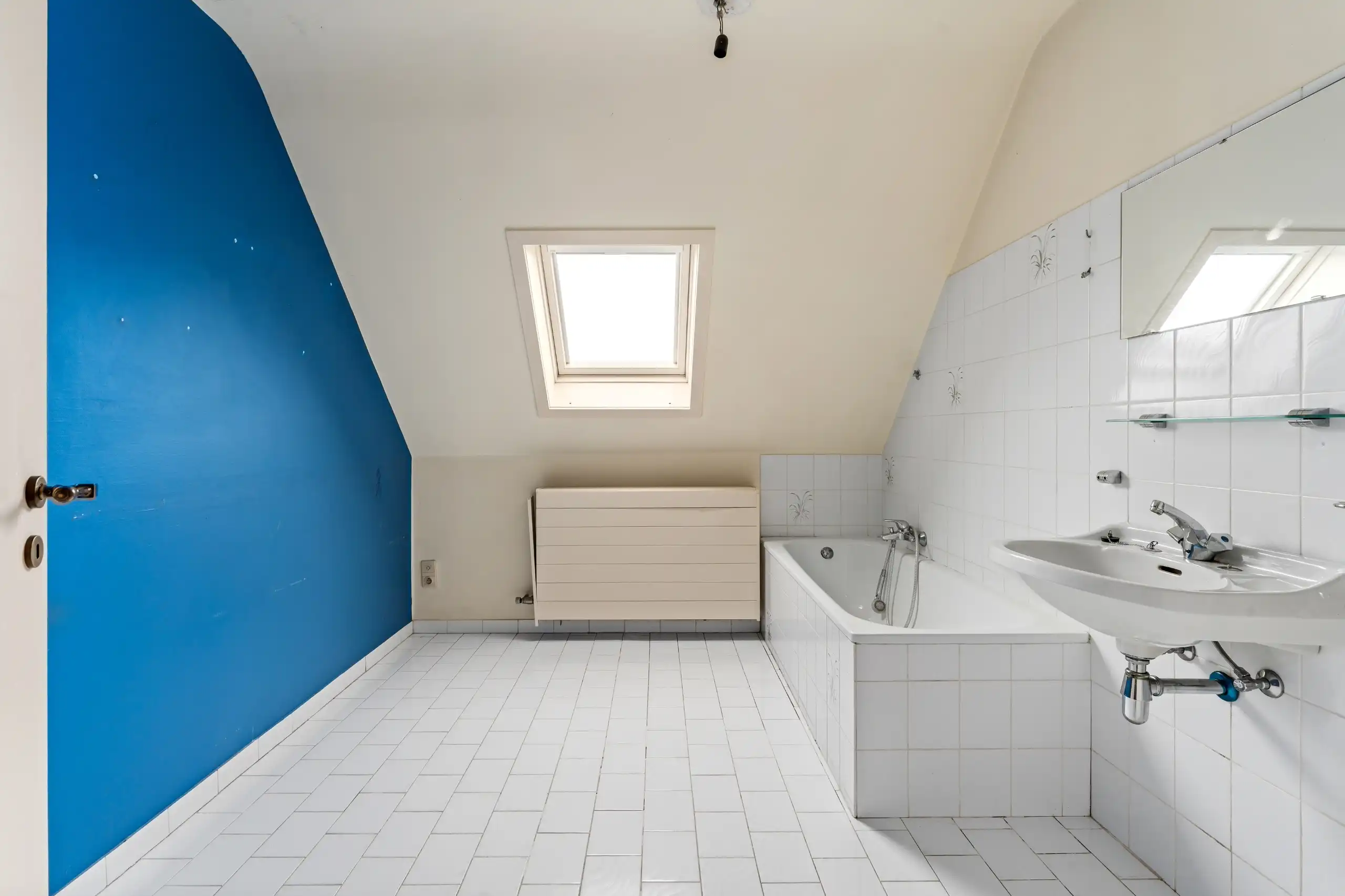 Centraal gelegen handelspand met parking, woonst, garages en veel potentieel foto 18