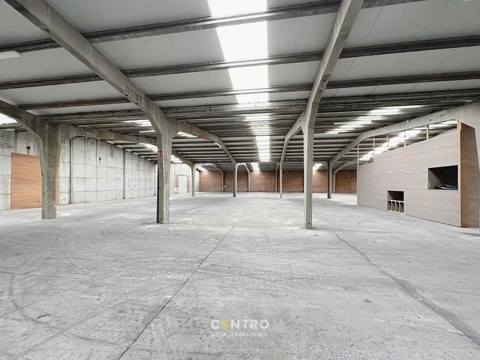 Magazijn van 2.400 m², extra parking en geïntegreerde kantoorruimte in nabijheid van vele baanwinkels vlak bij de RING van Poperinge ! foto 14