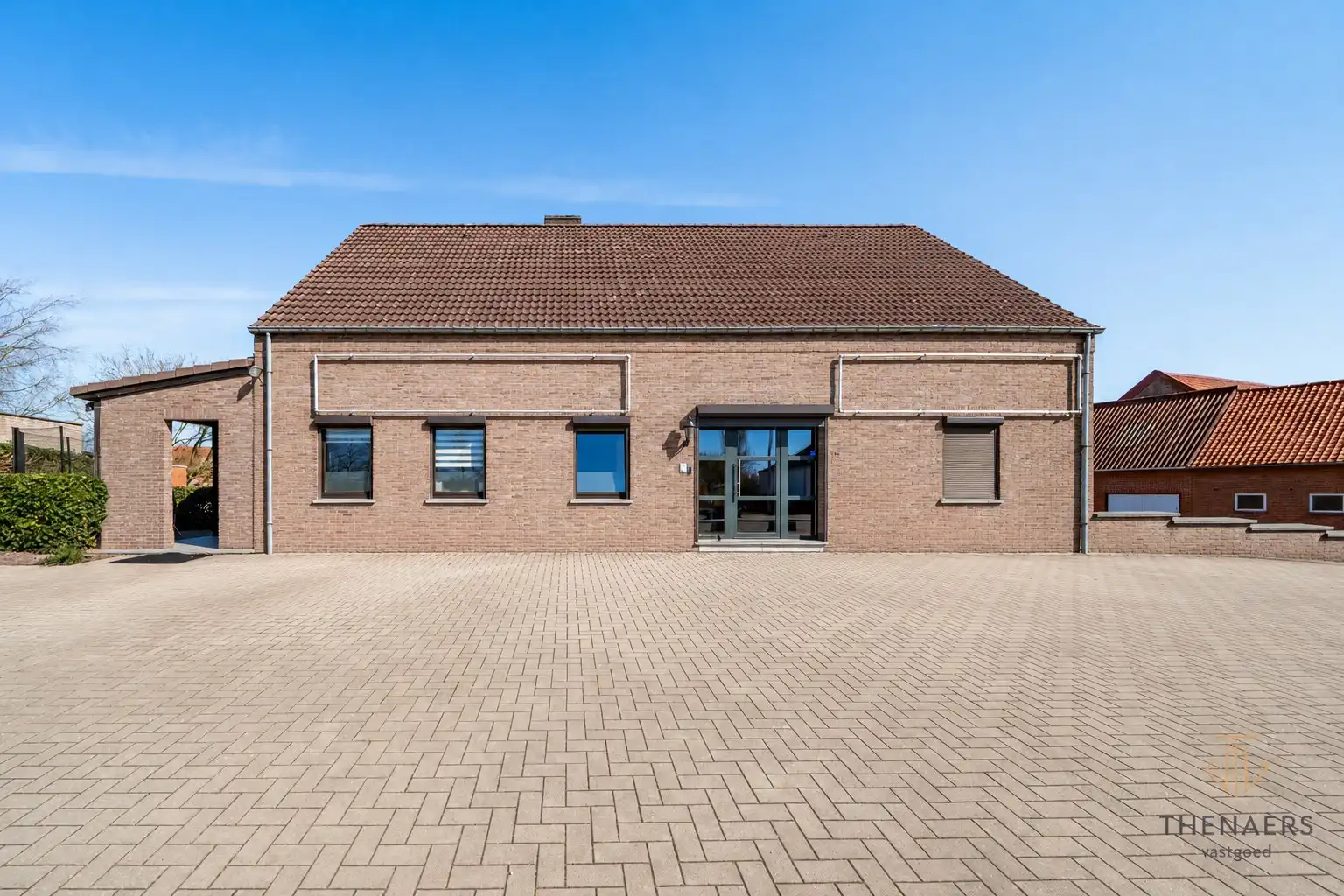 Ruime woning met tal van mogelijkheden op een strategische locatie in Sint-Truiden. foto {{pictureIndex}}