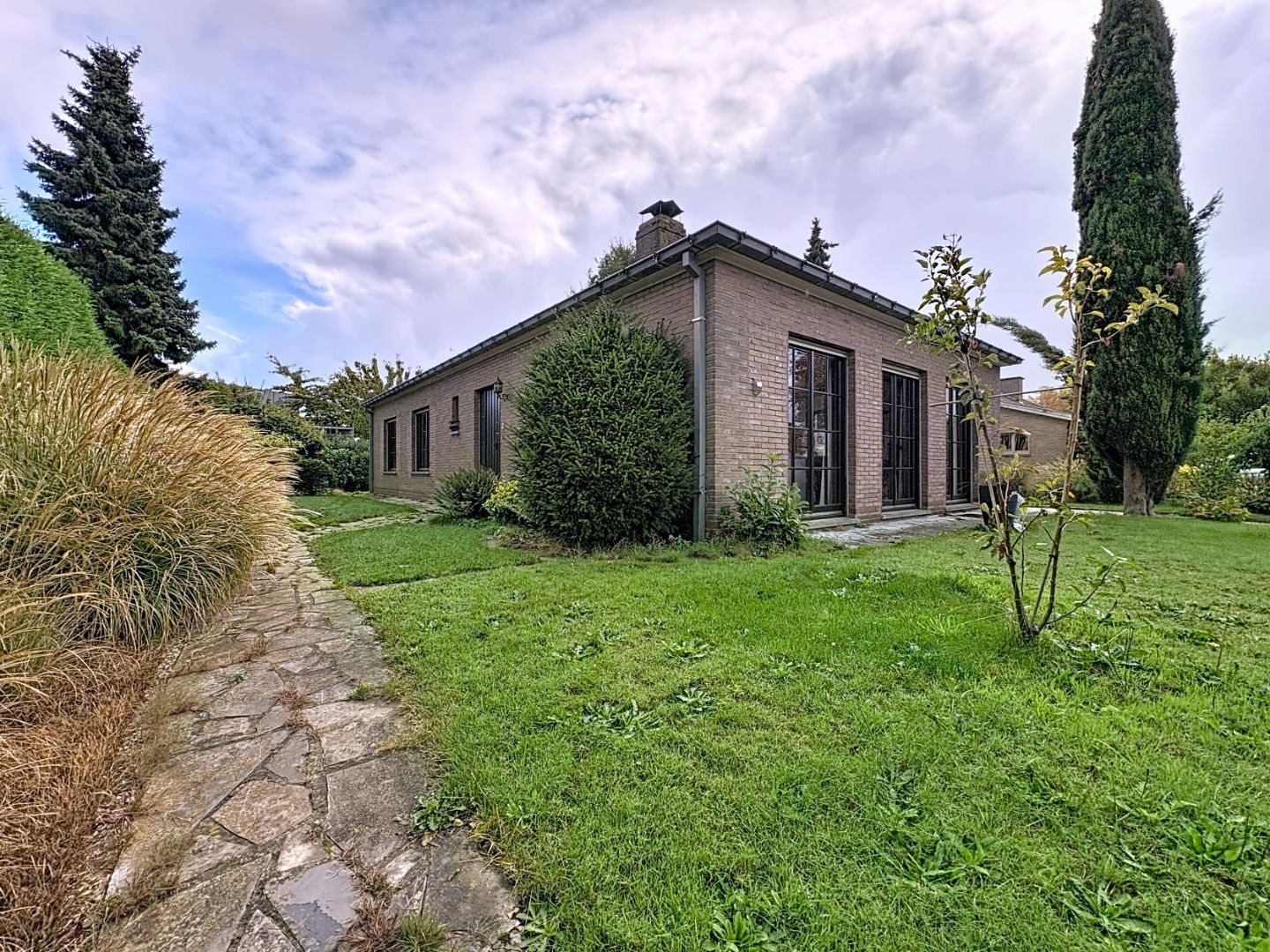 Hoofdfoto van de publicatie: Mooie gelijkvloerse te renoveren villa in rustige, doodlopende straat in Gistel.