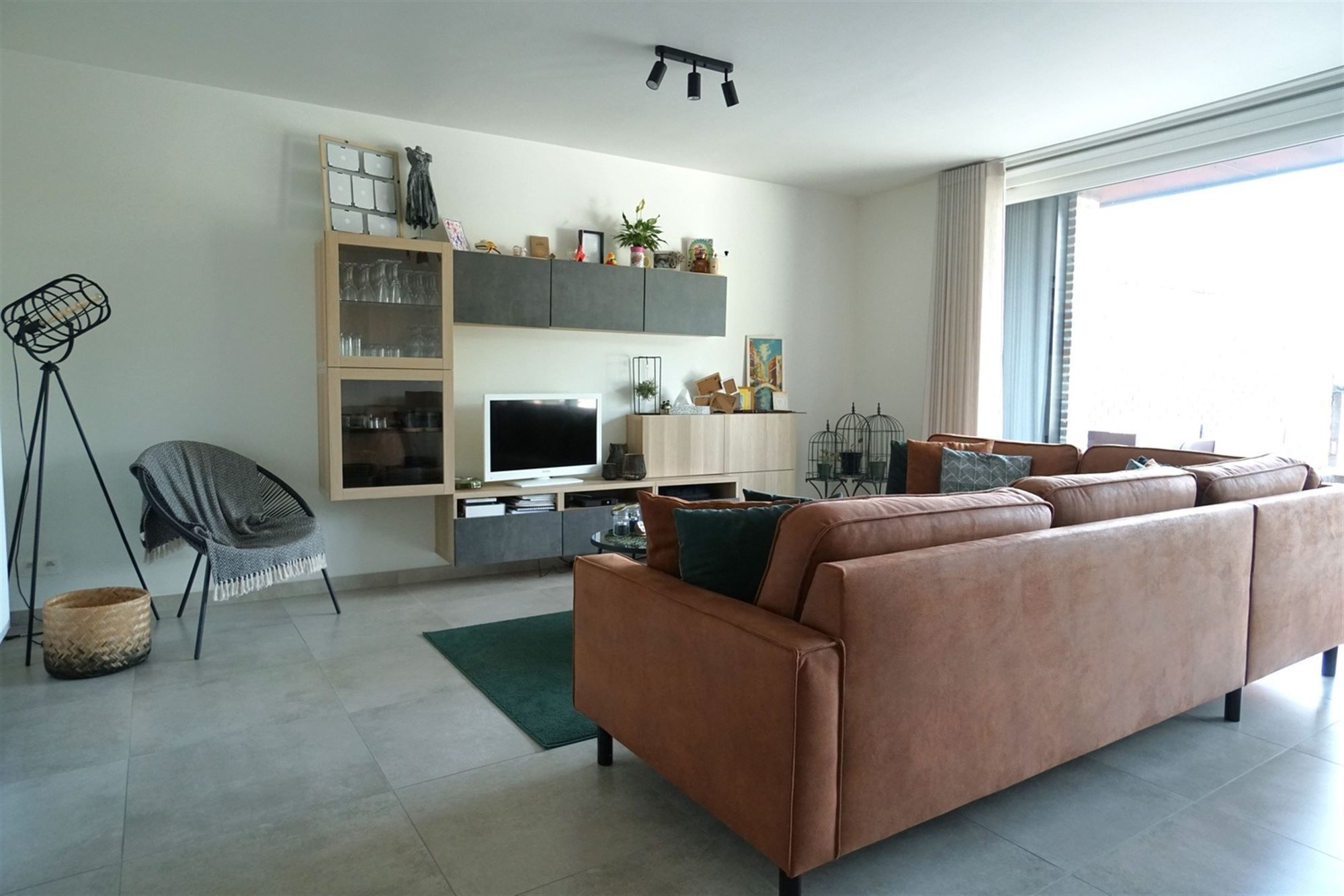 Prachtig  2-slpk appartement met lift, ruim zonnig terras en garage in centrum Oosteeklo foto 2