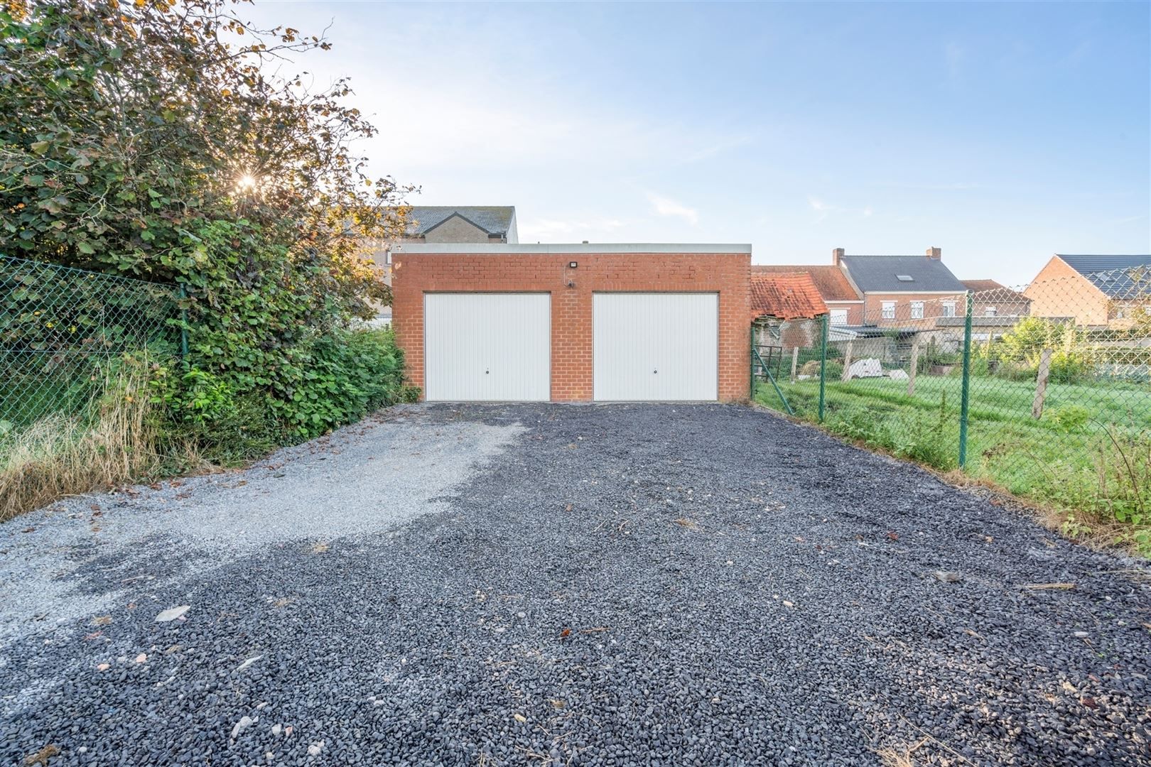 Huis met 2 garages foto 2