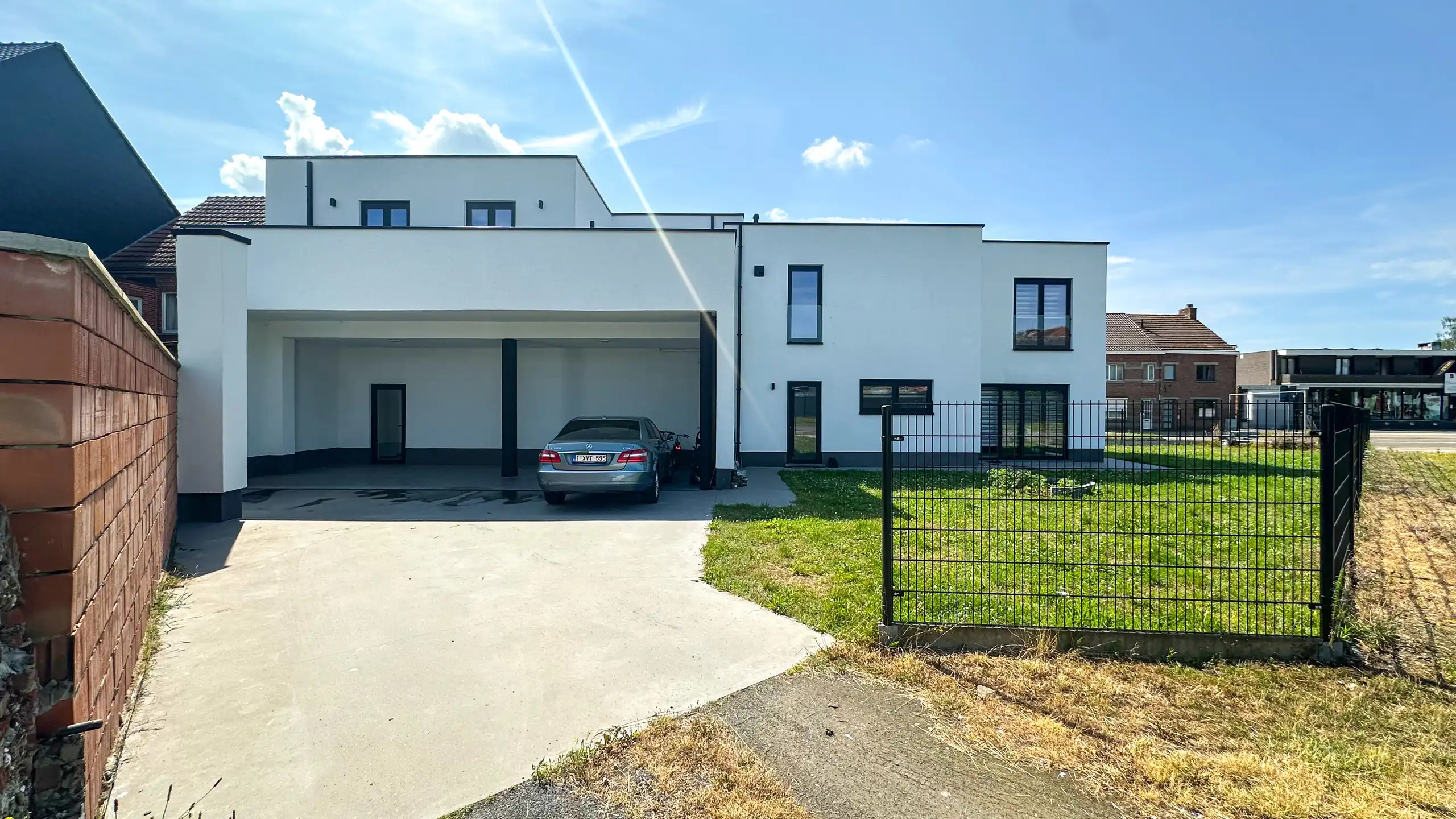 Afgewerkt handelspand van 90m² in Heppen met parkeerplaats! foto {{pictureIndex}}