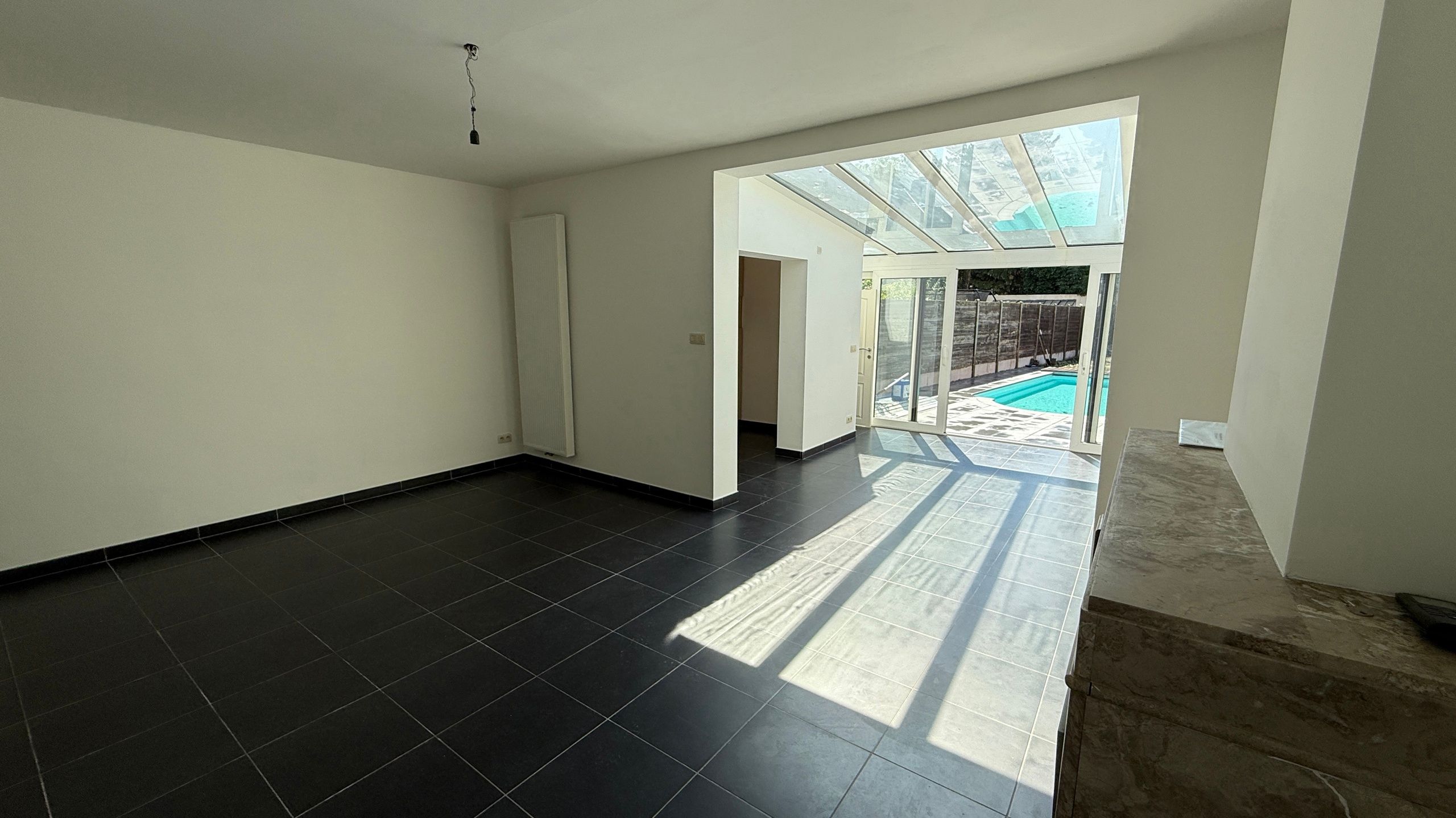Gedeeltelijk gerenoveerde rijwoning op toplocatie foto 6