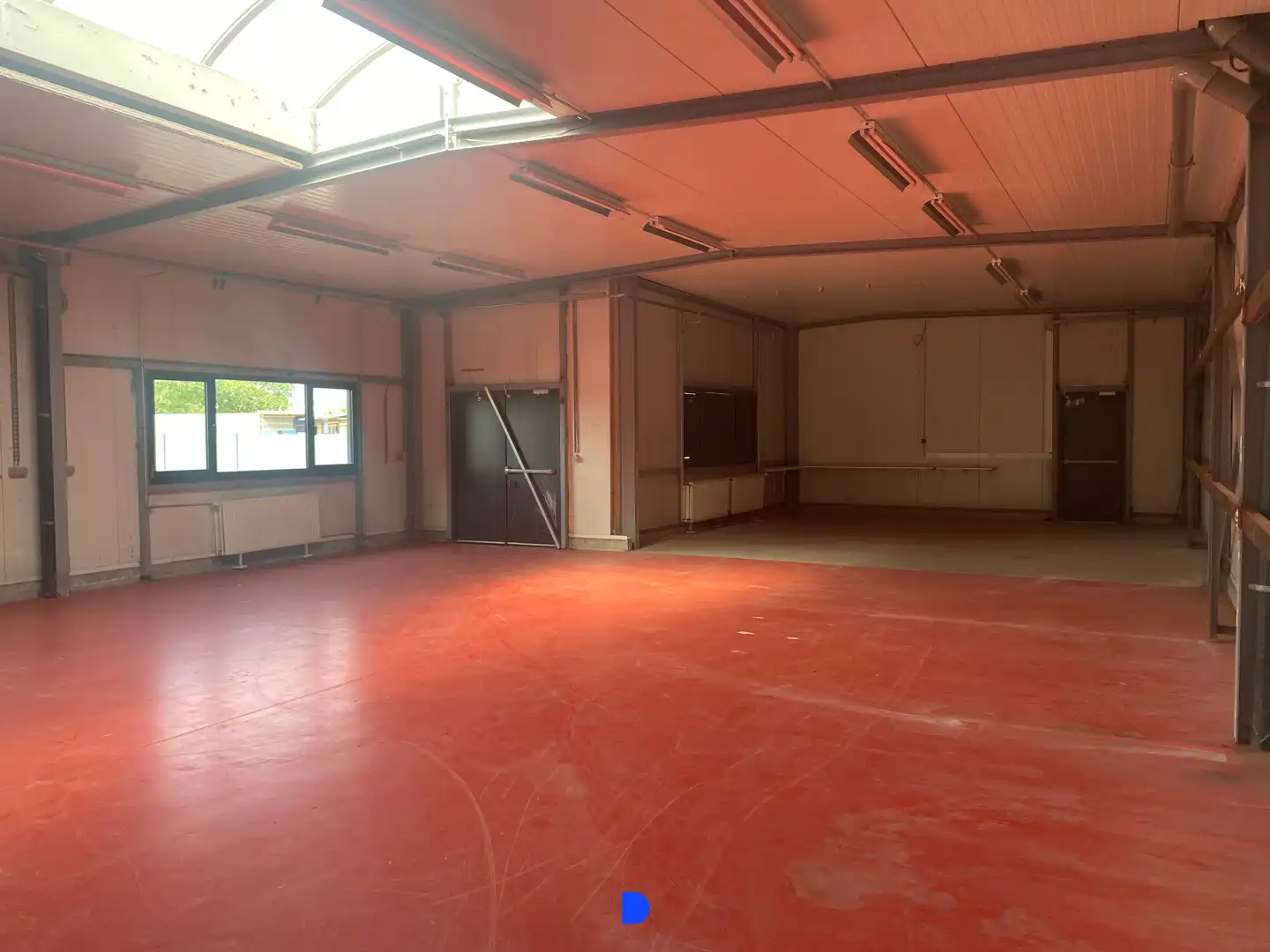 Bedrijfsgebouw op uitstekende zichtlocatie langs de Ring (R32) te Roeselare. foto 2