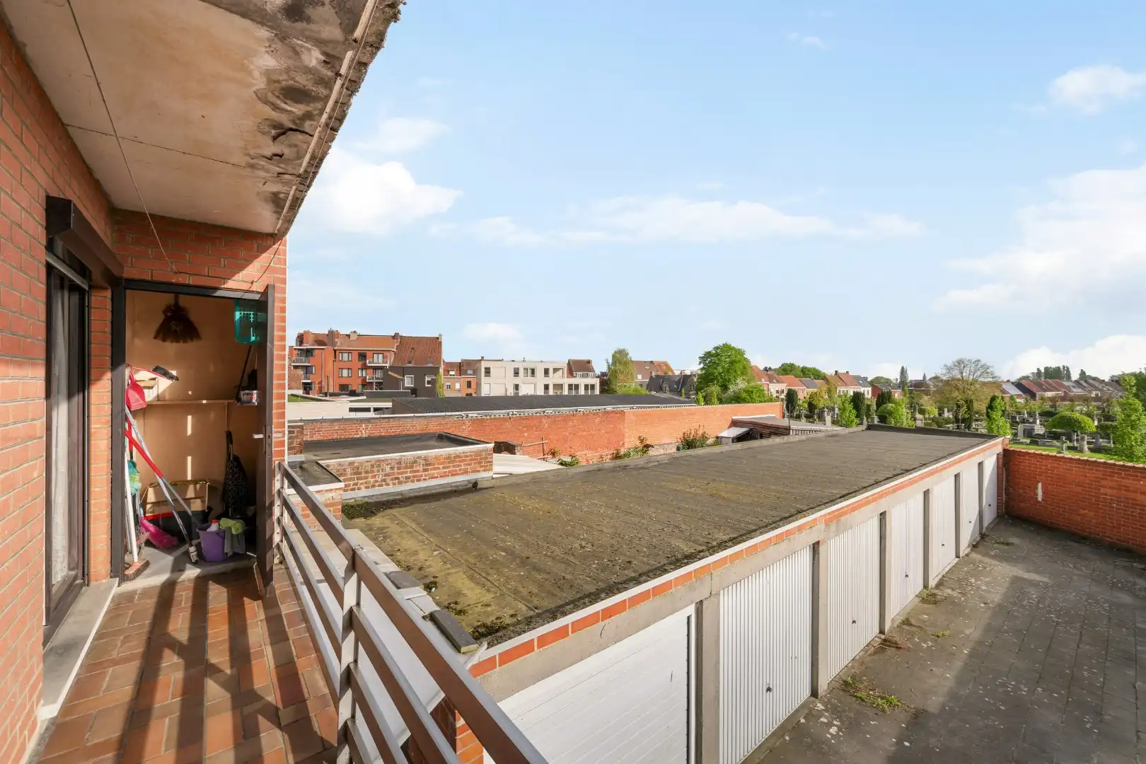 Instapklaar appartement met 2 slaapkamers, balkon en garage in Ieper-centrum foto 14