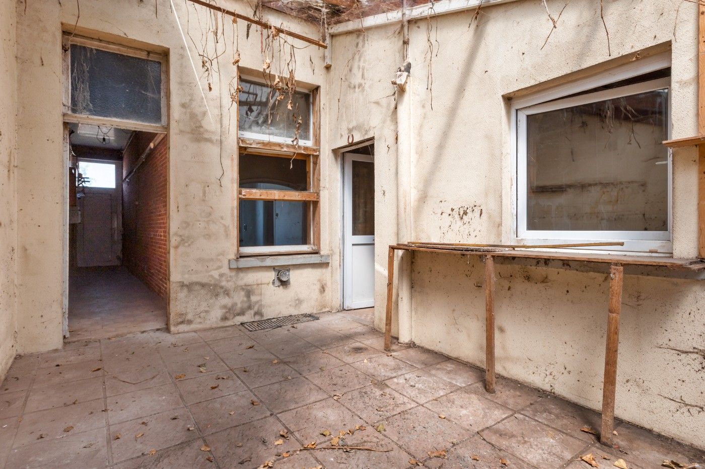 Ruime, volledig te renoveren woning met 4 slpk. en tuin in centrum Stabroek foto 10