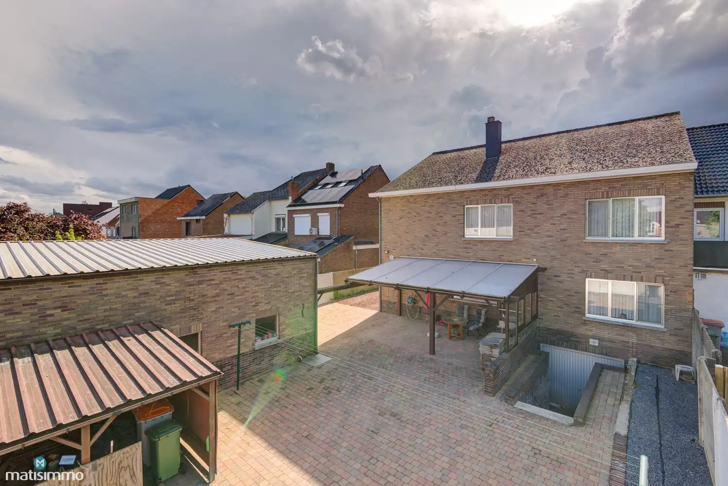 ZEER RUIME WONING MET 5 SLAAPKAMERS, HANDELSRUIMTE EN GROTE VRIJSTAANDE GARAGE OP GUNSTIGE LOCATIE IN LANAKEN foto 45