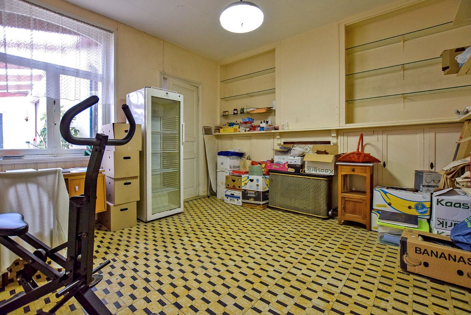 Goed gelegen te renoveren rijwoning bestaande uit een voorgebouw en achterbouw, pal in het centrum van De Panne.  foto 3