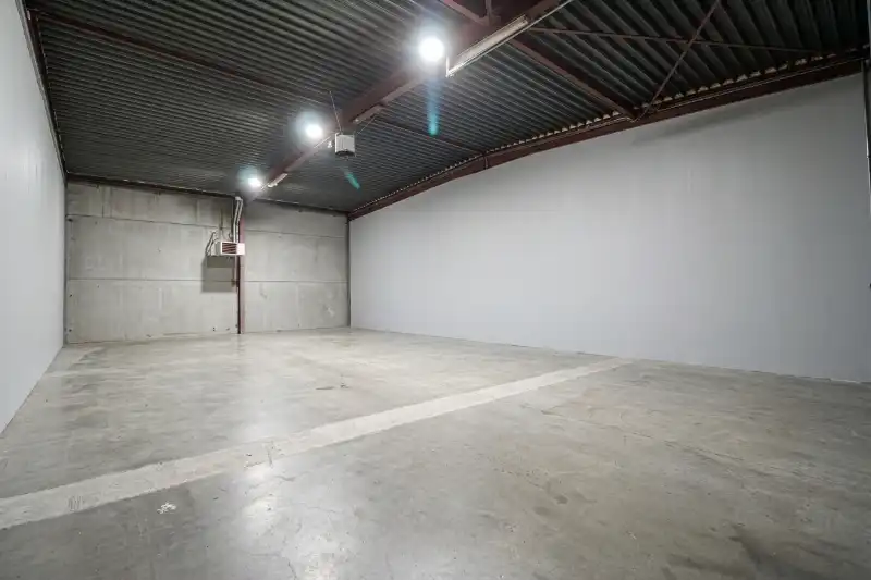 Nette atelierruimte/opslagplaats op de grens Roeselare/Hooglede foto 2