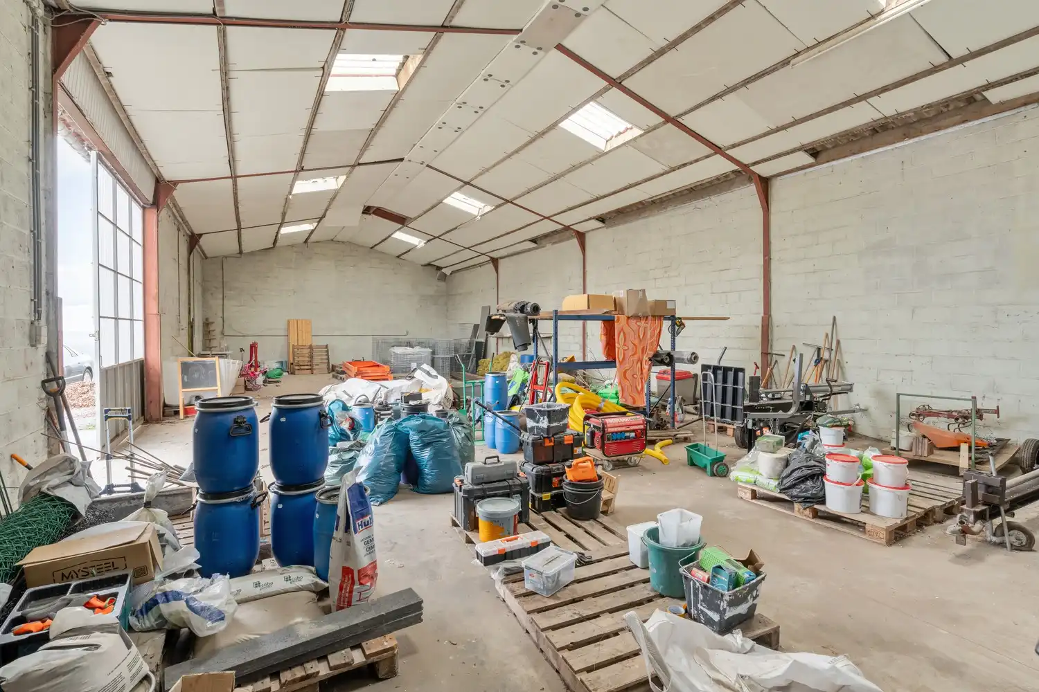 Te renoveren woning met loodsen op rustige locatie! foto 20