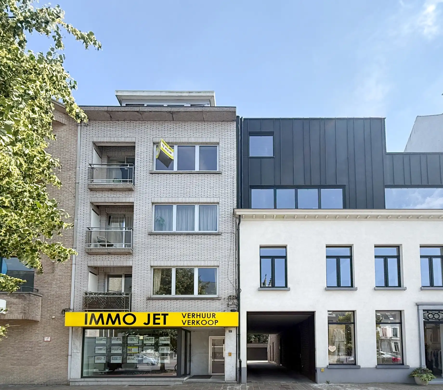 Appartement met 2 slaapkamers op topligging aan de Grote Markt in Beveren foto 2