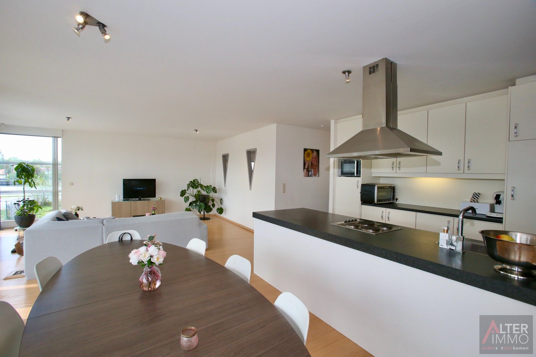 Buitenkans! Bedrijfspand (376m2) met een ruim, bovenliggend appartement (142m2) op toplocatie met uitzonderlijke visibiliteit te Hasselt. foto 24