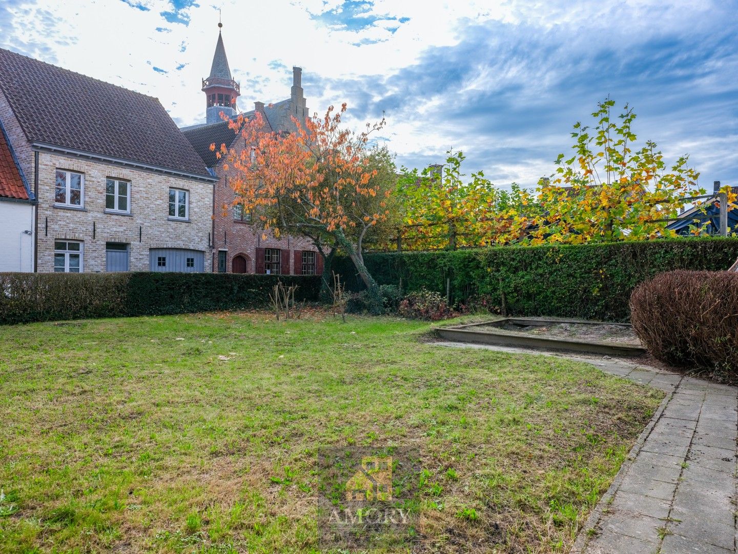 Voormalige schoolgebouwen in het centrum van Damme foto 5