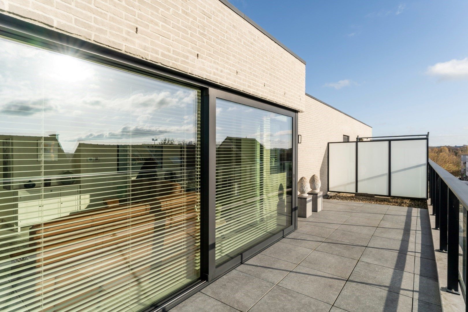 Knap hedendaags dakkappartement met ruime terrassen vlak bij het centrum foto 2