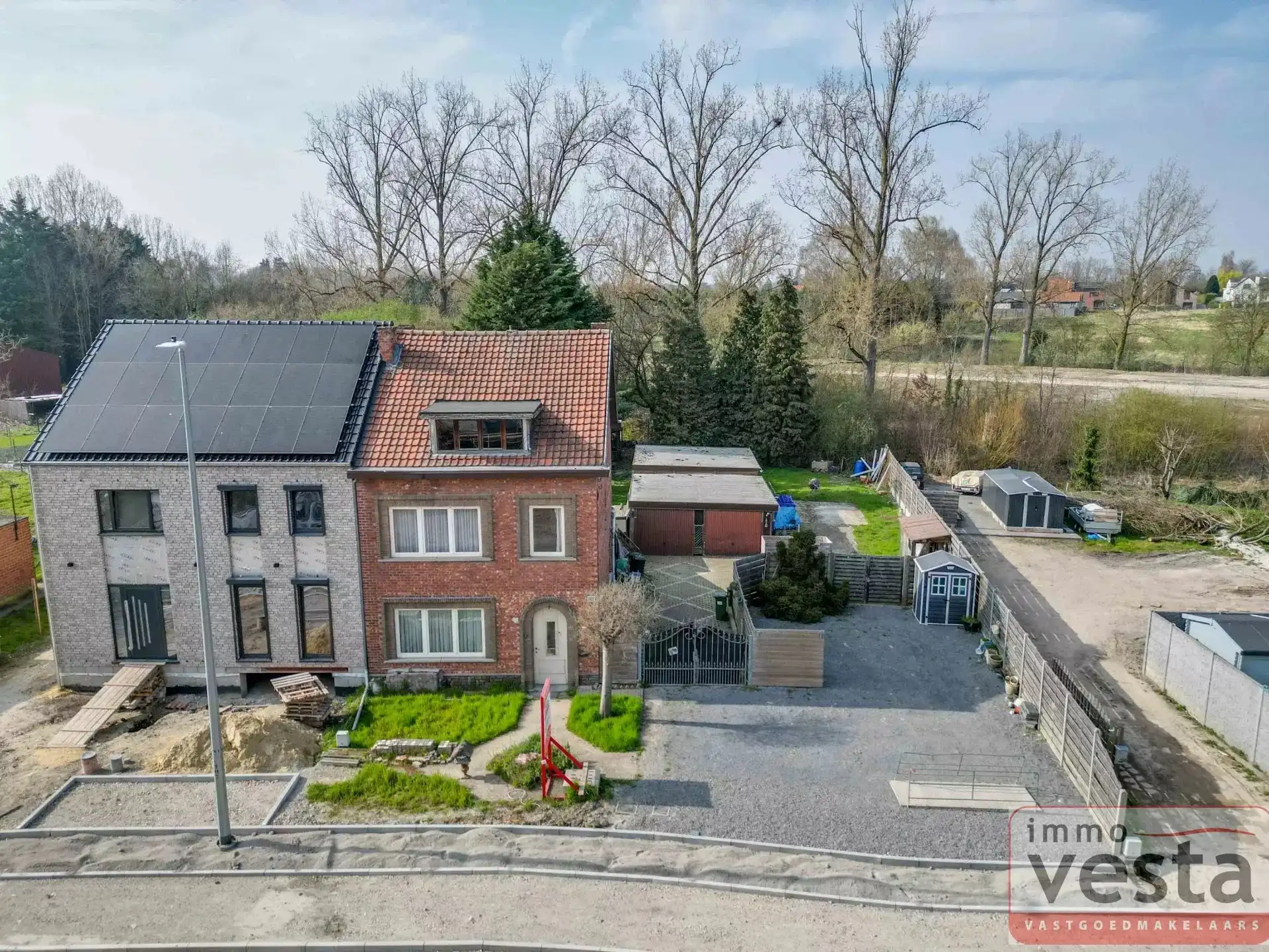 Hoofdfoto van de publicatie: Ruime, op te knappen woning aan de stadsrand