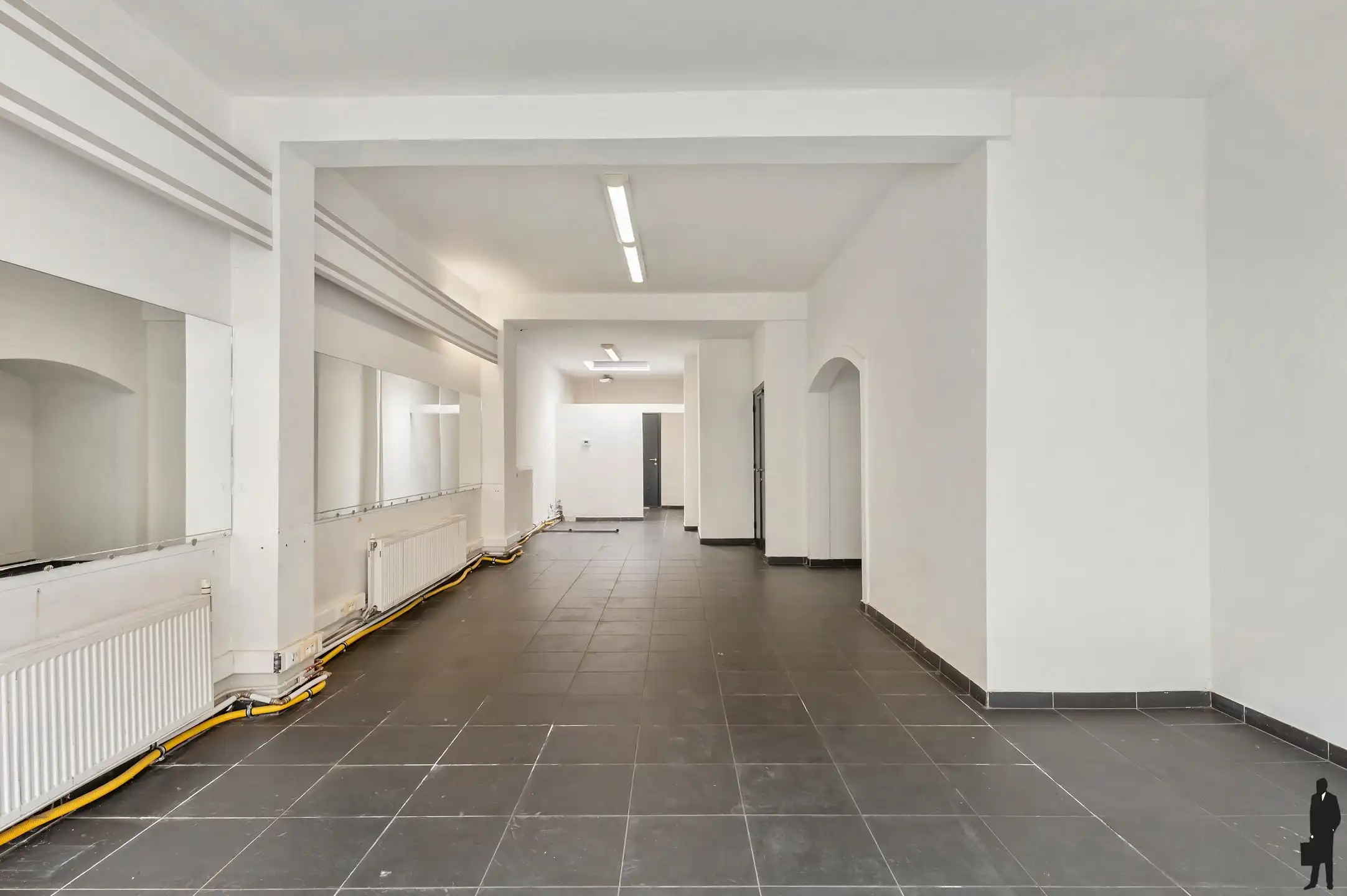 Handelsgelijkvloers met gerenoveerde triplex in het centrum! foto 3