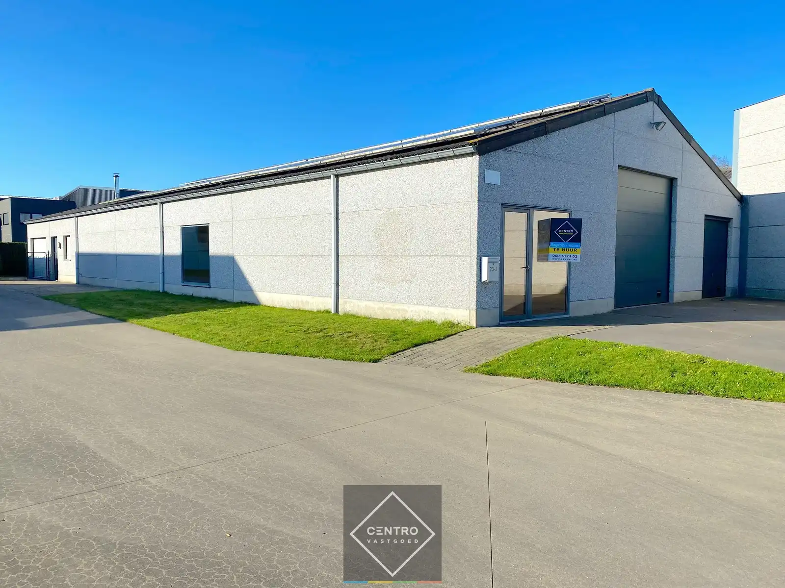 Instapklaar BEDRIJFSGEBOUW bestaande uit een MAGAZIJN (350m2) met geïntegreerde WONING (140m2) op ambachtelijke zone "De Leiteweg" te Oostkamp (Ruddervoorde). foto {{pictureIndex}}