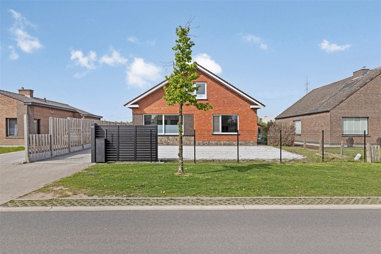 Instapklare open bebouwing op 480 m² met 3 slaapkamers en 2 badkamers. foto {{pictureIndex}}