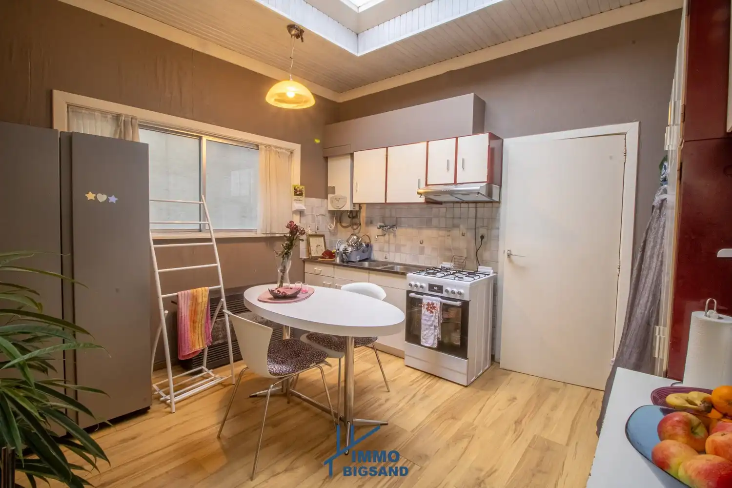 Halfopen woning met diepe oprit met garage en tuin foto 6