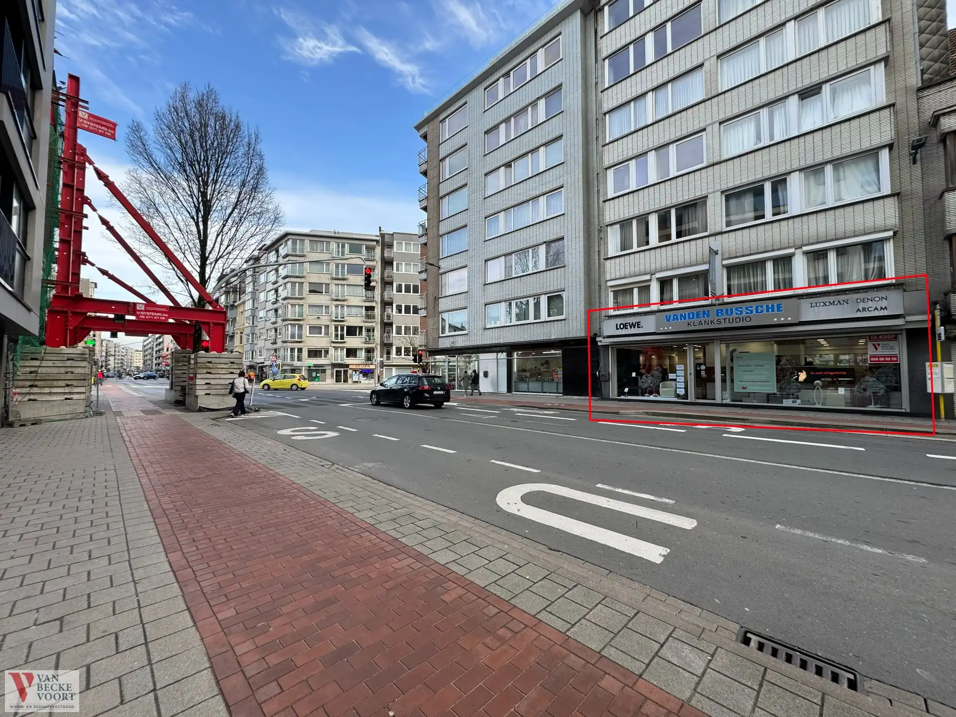 Handelsgelijkvloers 100m² foto {{pictureIndex}}