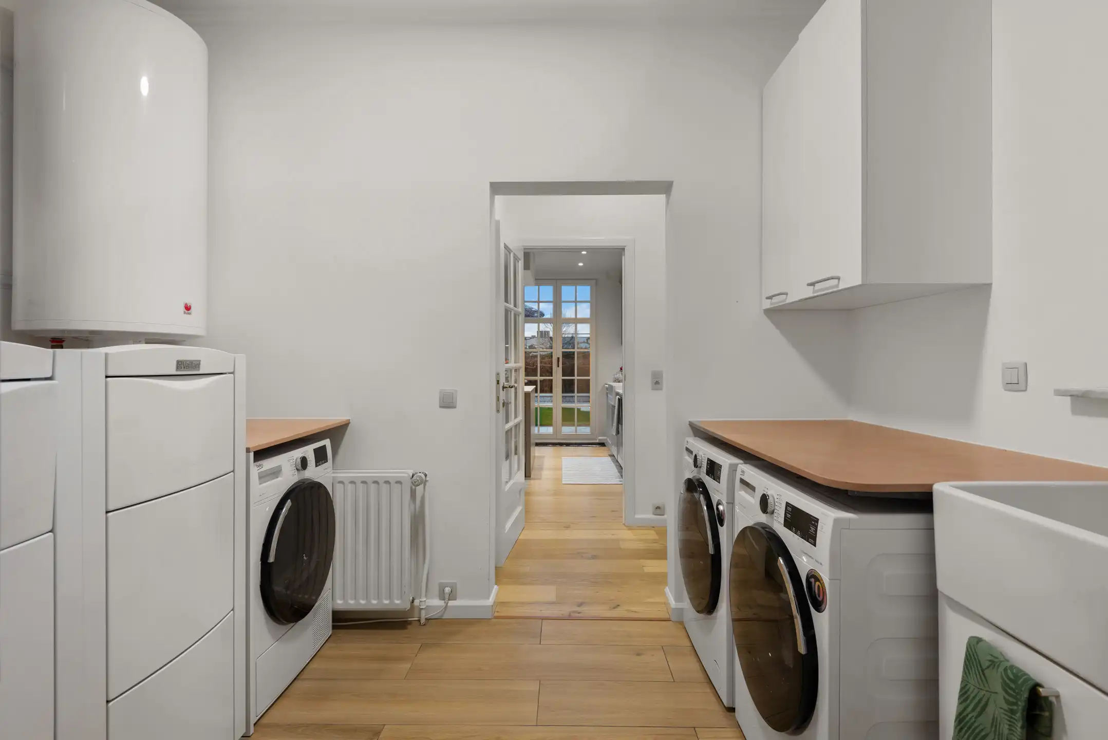 Unieke volledig gerenoveerde Villa met 5 slaapkamers, 2 badkamers, garage, groot terras, ruime tuin, zwembad, fitnessruimte en oprit op een terrein van 16 are 80 ca foto 25