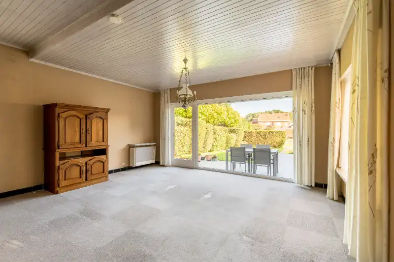 Ruime woning met tuin, 2 garages en 4 slaapkamers. foto 4