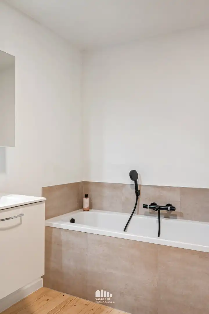 Volledig gerenoveerde woning met 5 slaapkamers, zonnige tuin en garage foto 25