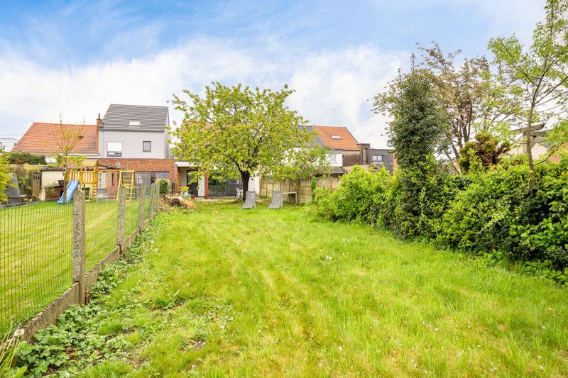 Gerenoveerde gezinswoning met tuin foto 24