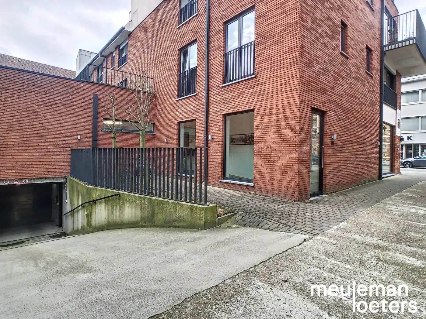 Zéér ruime ondergrondse garagebox met autostaanplaats  in het centrum foto 4