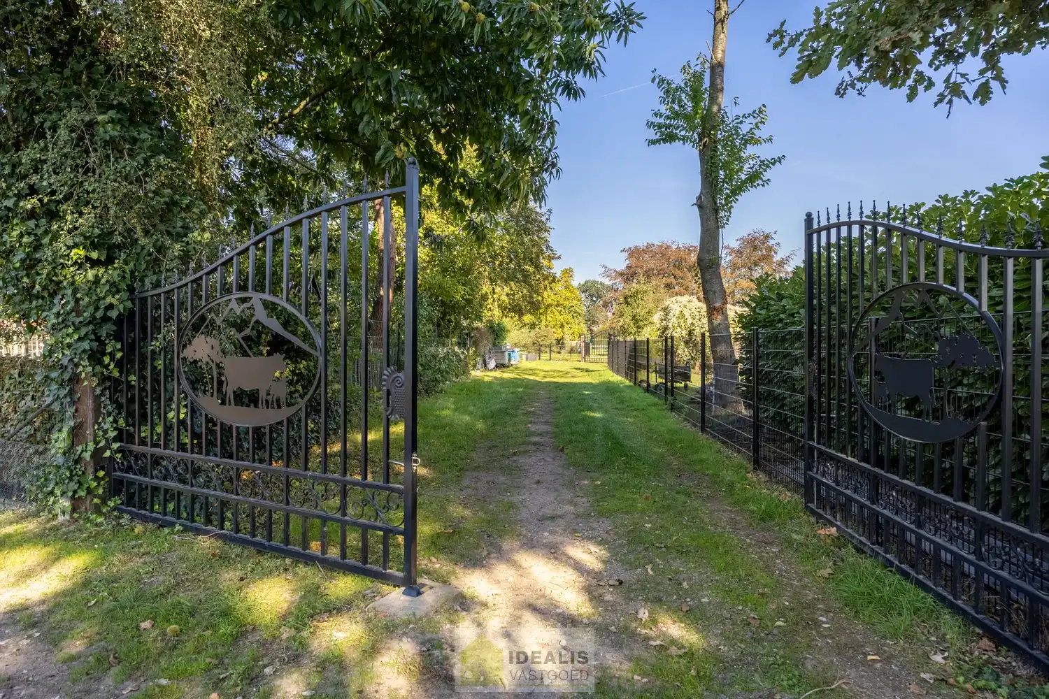 IDEALIS VASTGOED – KARAKTERISTIEKE INSTAPKLARE LANGGEVELHOEVE MET 5 SLAAPKAMERS, SFEERVOLLE LEEFRUIMTE EN AANSLUITEND VERANDA MET VOLZICHT OP DE PRACHTIGE TUIN EN ACHTERLIGGENDE WEILANDEN OP EEN PERCEEL VAN MAAR LIEFST 1,6 HECTARE (16.000M²)!! Deze karakteristieke hoeve uit 1904 omvat +- 231m² netto bewoonbare oppervlakte met een sfeervolle woonkamer die uitgeeft op de lichtrijke veranda, aansluitend een goed uitgeruste keuken voorzien van alle comfort, 5 slaapkamers waarvan één gelijkvloers en een badkamer voorzien van douche én dubbel badkamermeubel.. Deze langgevelhoeve biedt een unieke kans voor kandidaten op zoek naar een instapklare woning voorzien van alle comfort, ruimte en een prachtig aangelegde tuin met achterliggende weilanden. foto 45