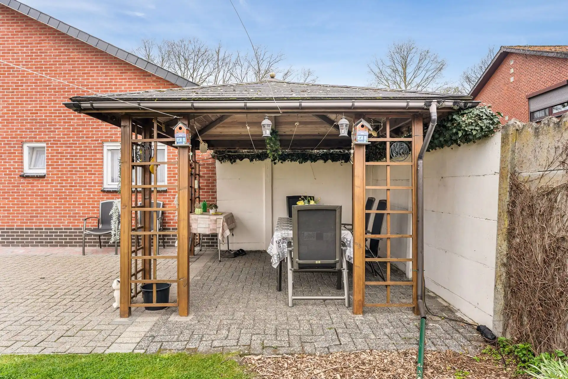 Vrijstaande eengezinswoning met bijhorende gronden foto 6