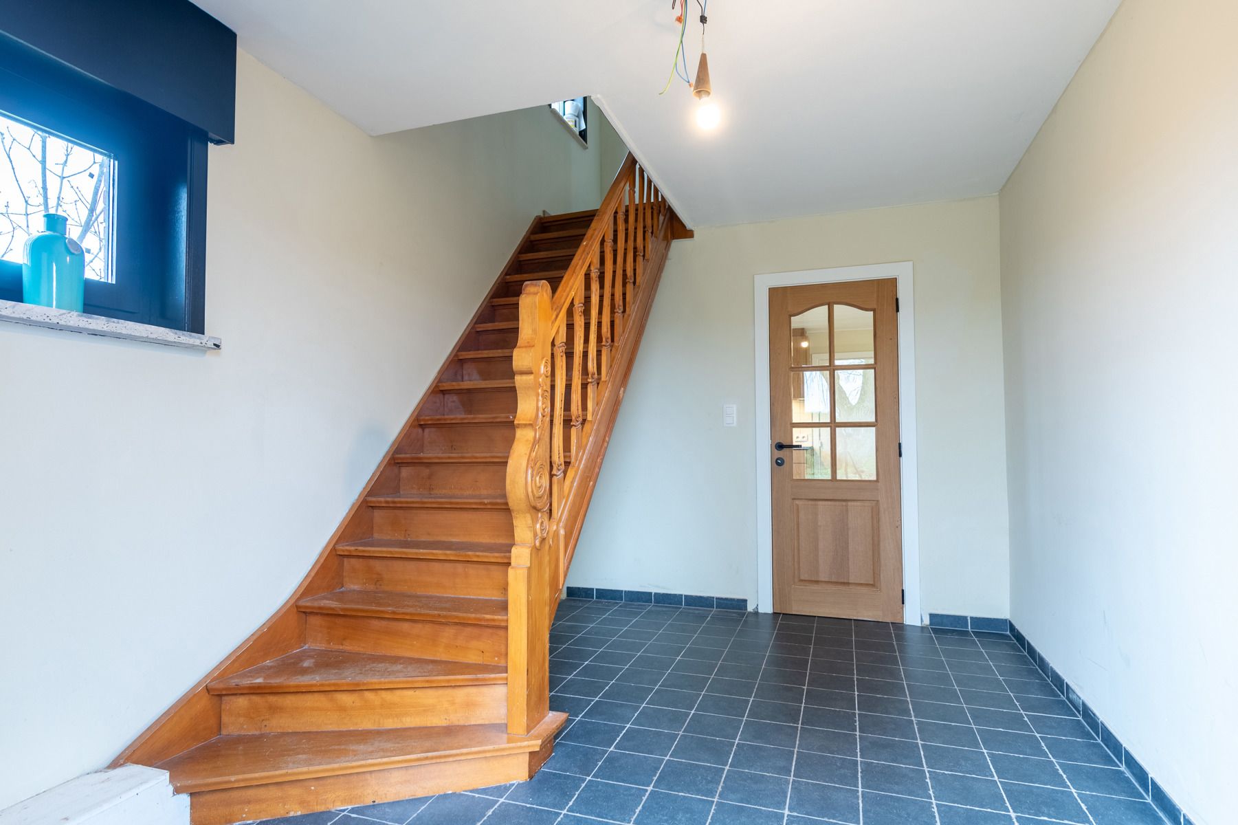 Gedeeltelijk gerenoveerd huis met bijgebouw, groen uitzicht foto 4