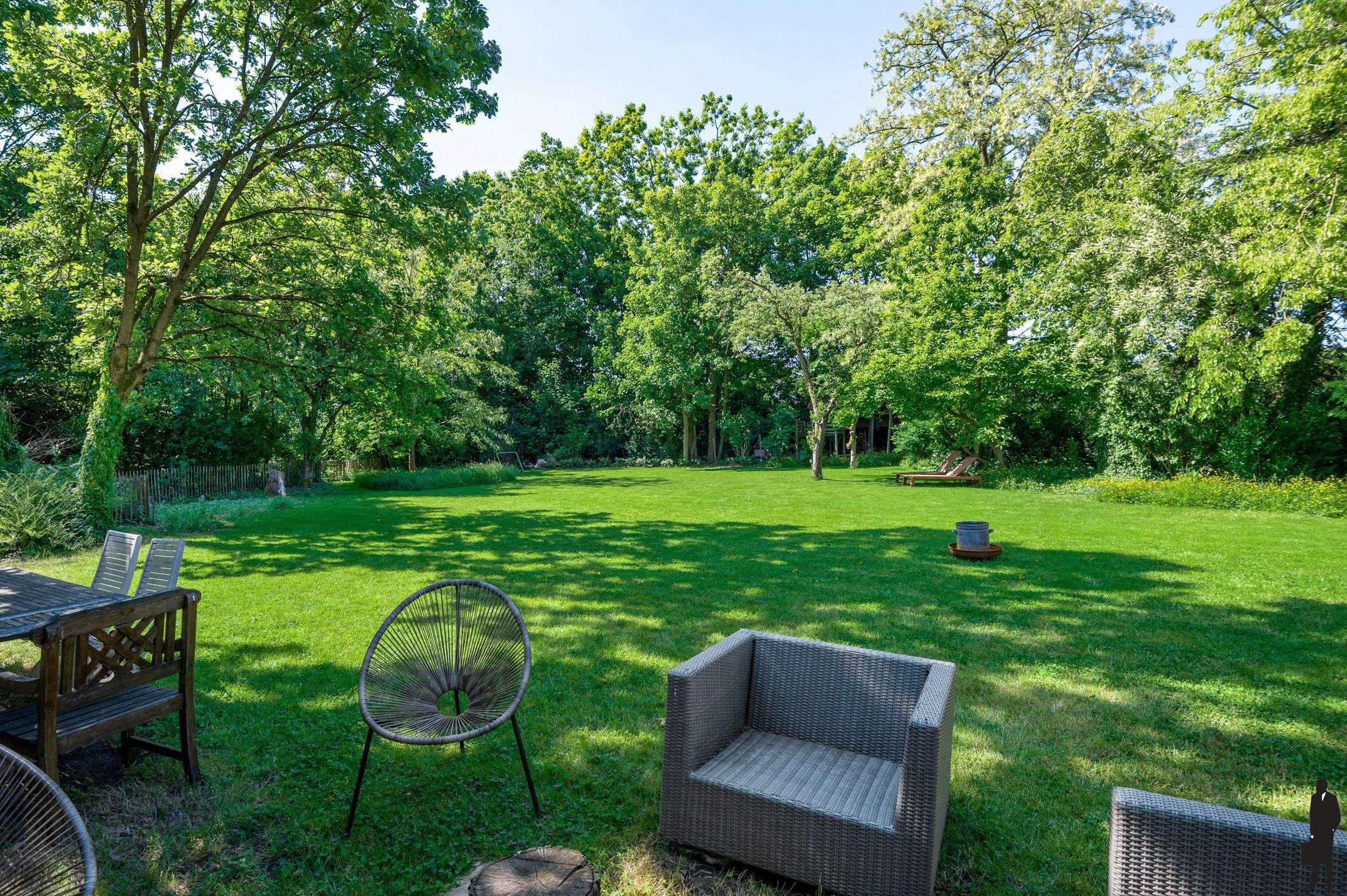 Unieke te renoveren hoevewoning met mooie parktuin foto 3