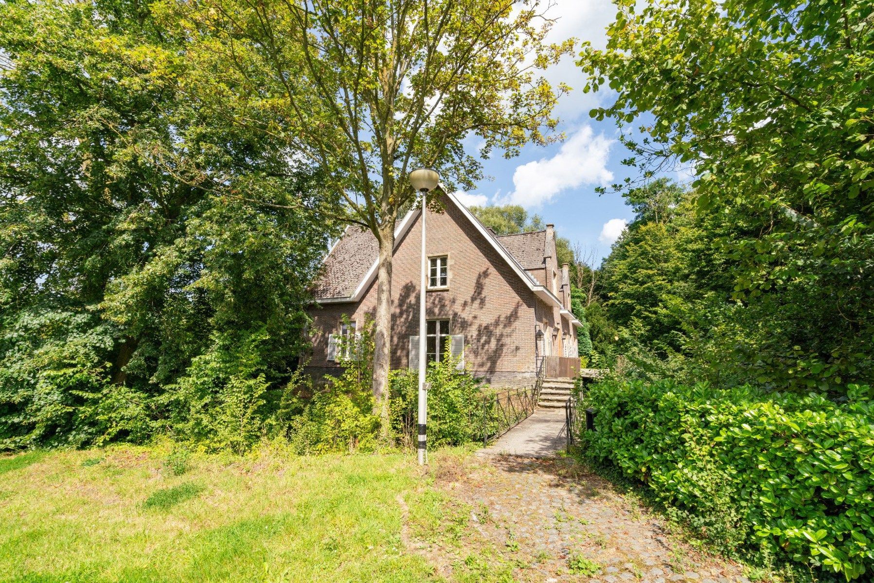 Pastorijwoning in een groene omgeving foto 19