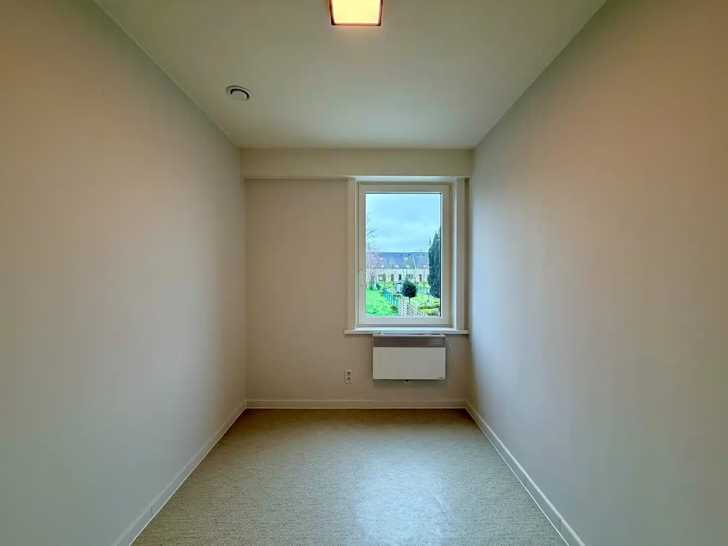 Instapklare woning met 2 slaapkamers en diepe tuin te Roeselare! foto 12