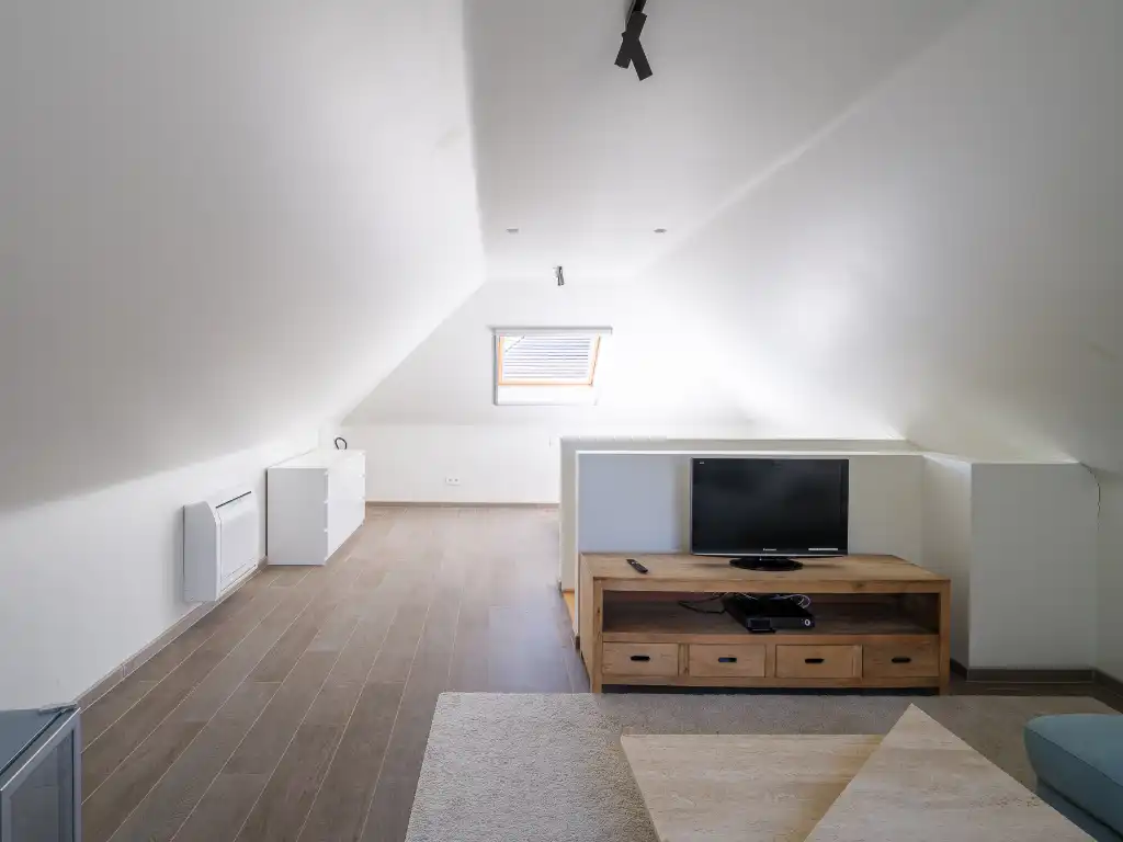 Imposante villa (BJ 2015) met onder meer een buitenzwembad en een sfeervol ingericht bijgebouw met sauna foto 31