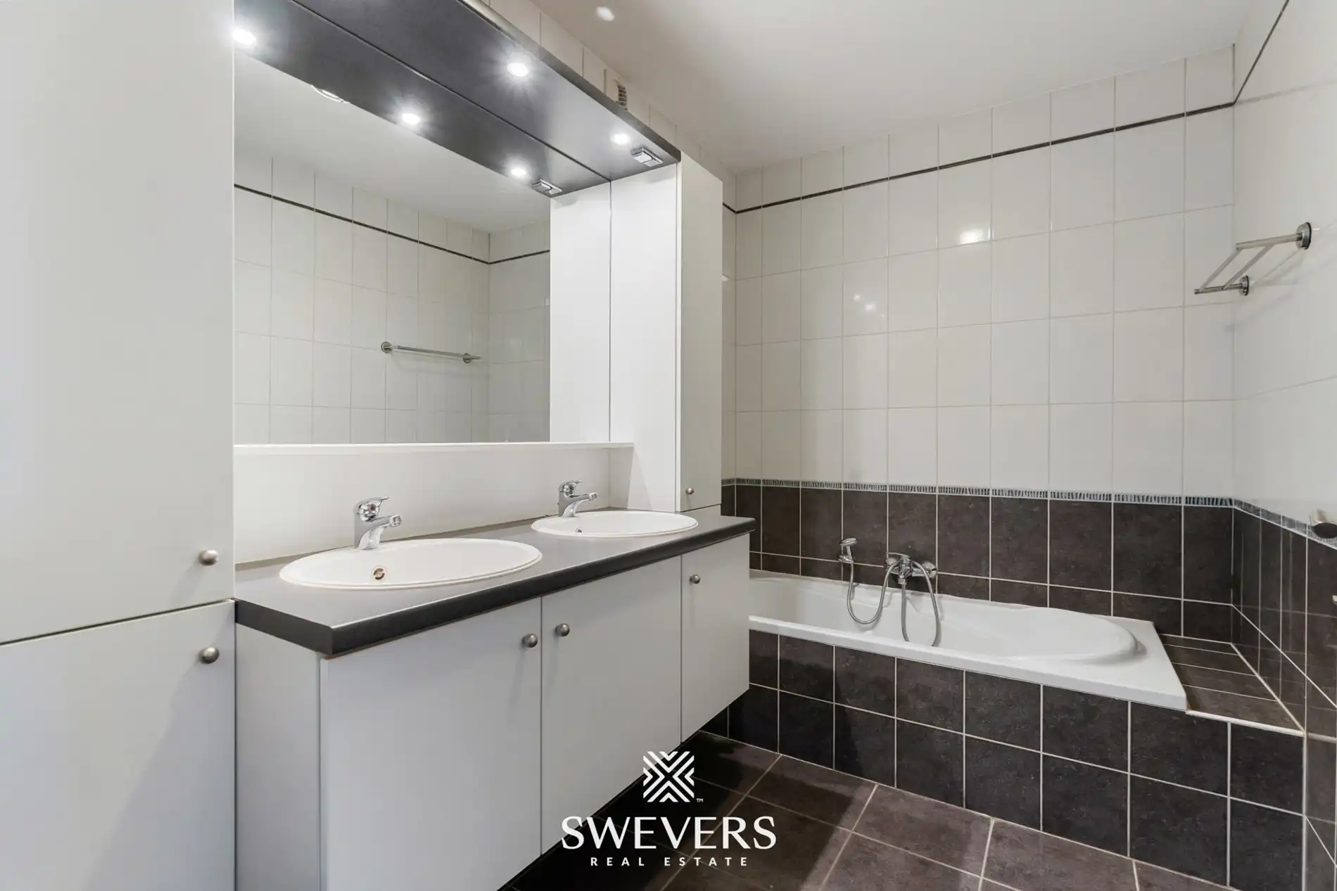Ruim duplex appartement met 2 slaapkamers en tuin foto 11