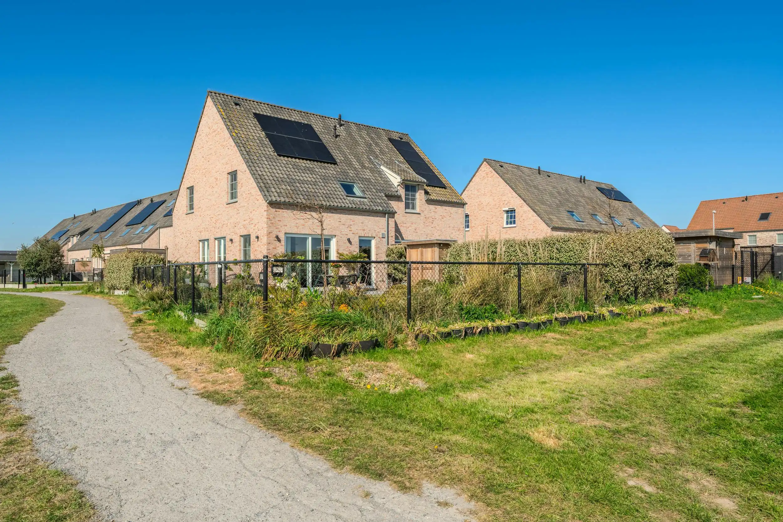 Prachtige woning met 3 slaapkamers en uniek open zicht! foto 34