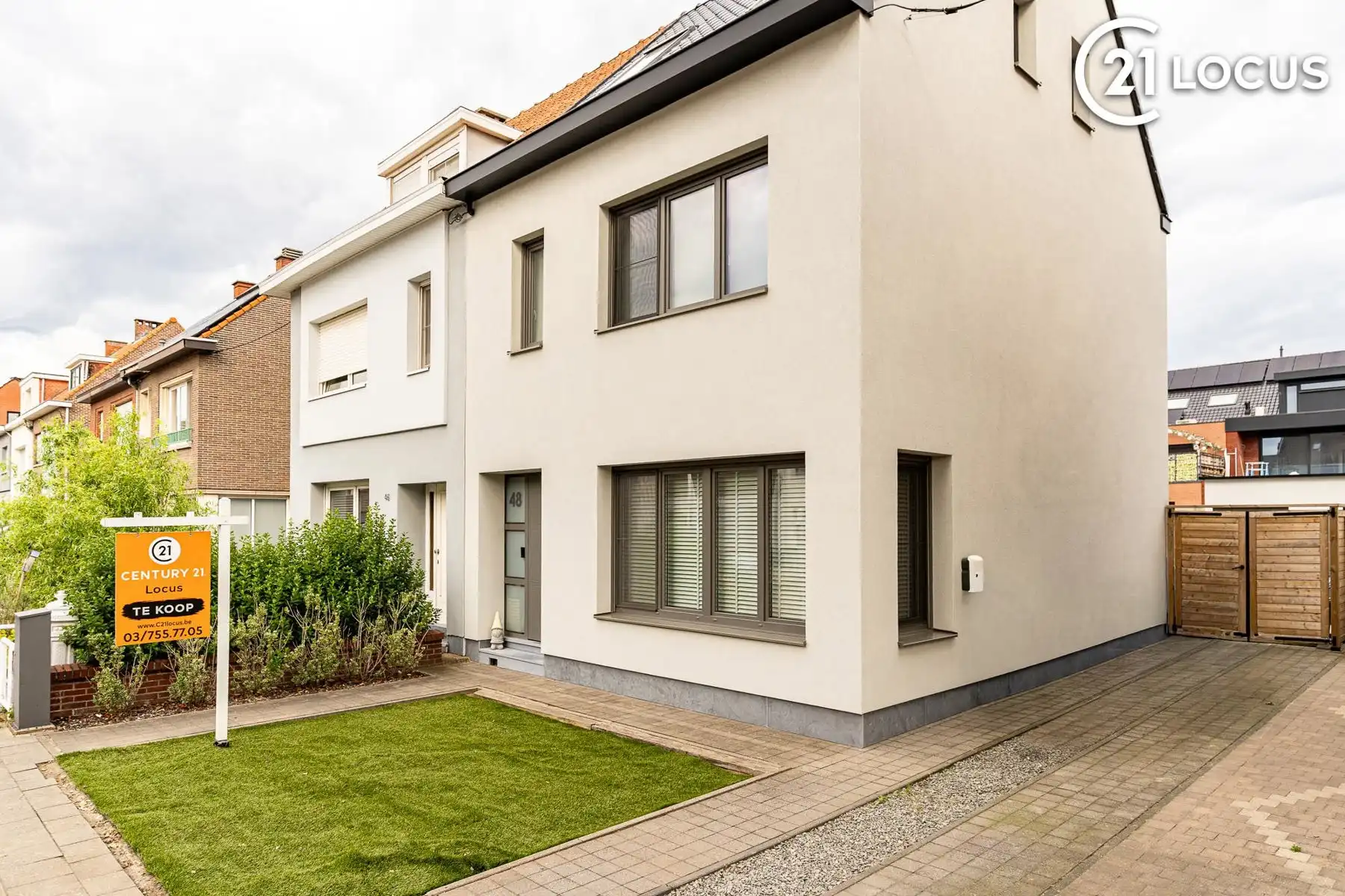 Lichtrijke woning met ruime leefkeuken en garage foto {{pictureIndex}}