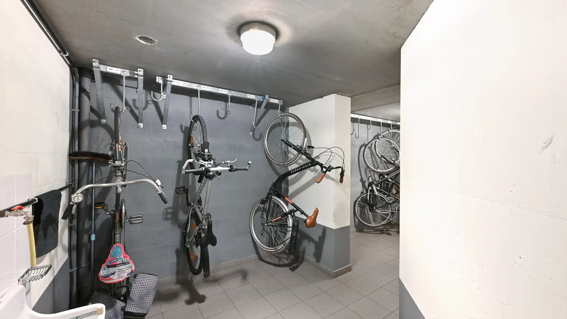 Ruim, breed appartement (105m²) te koop foto 23
