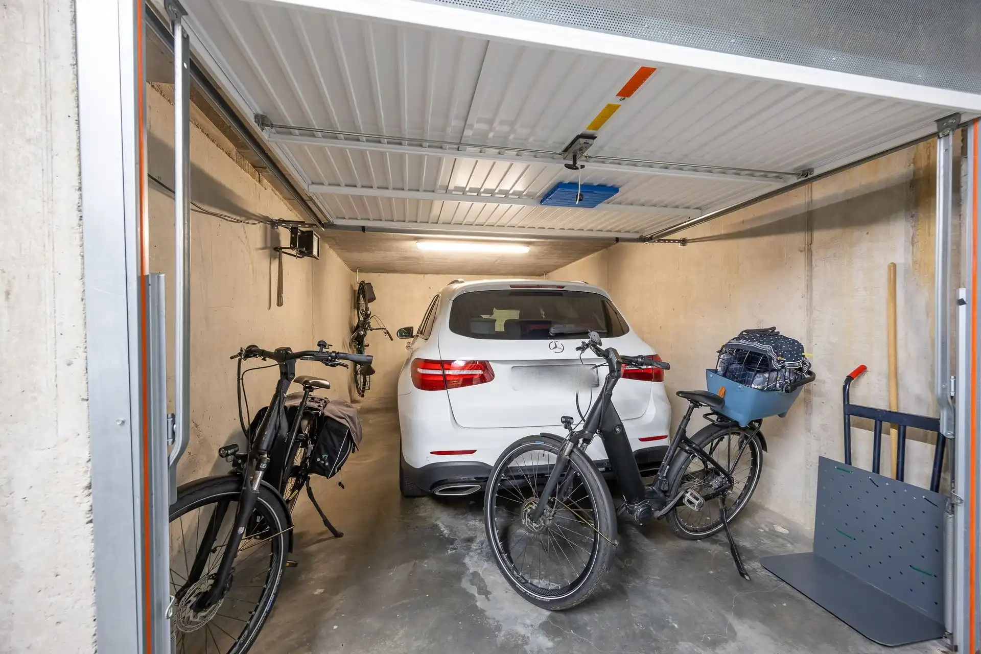 Zonnig 2 slpk hoekappartement met zuidgericht terras, garagebox, kelder en staanplaats foto 12