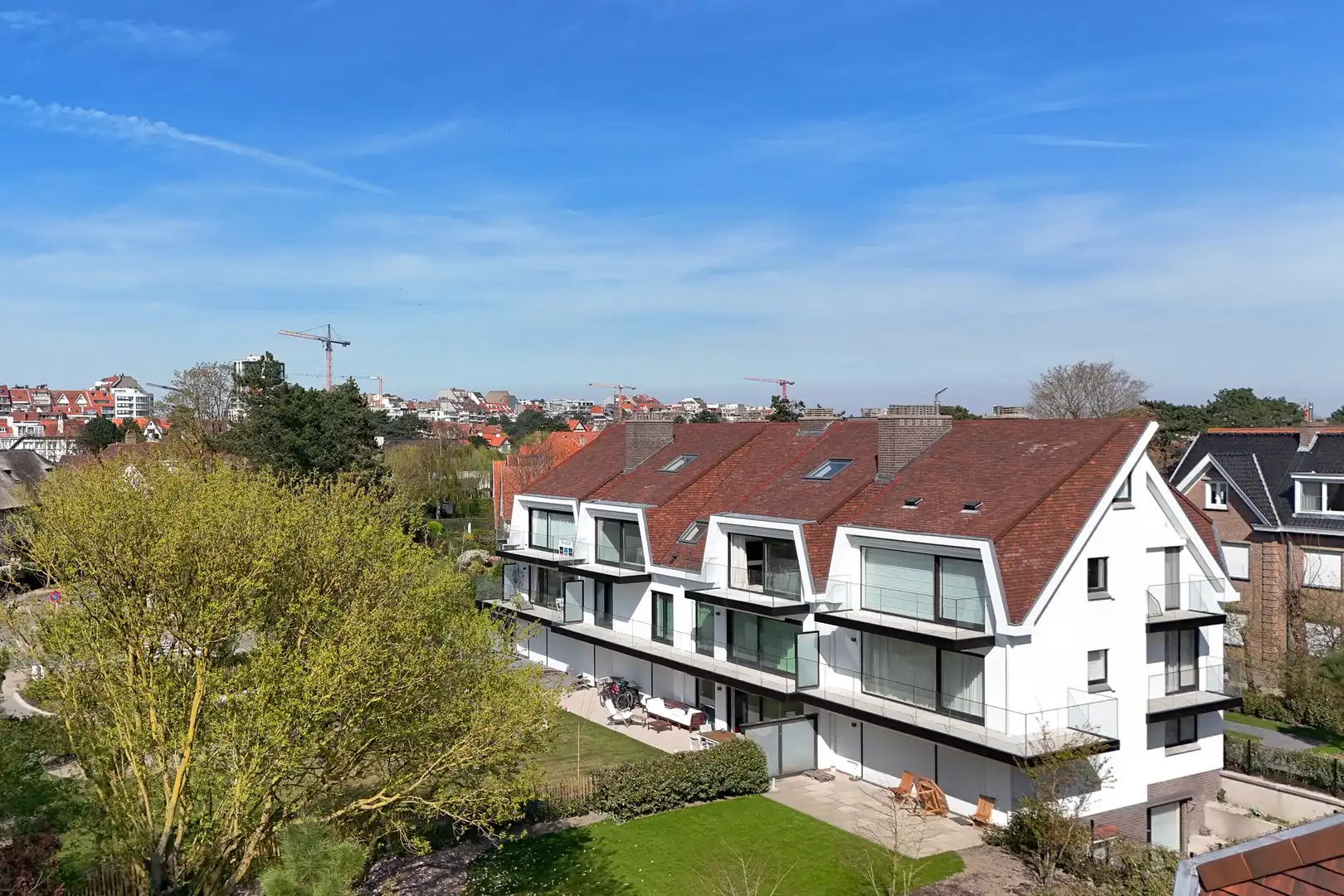 Zonnig gerenoveerd appartement met zuidwest gericht terras en open zicht op wandelafstand van het strand in hartje Zoute. foto 28
