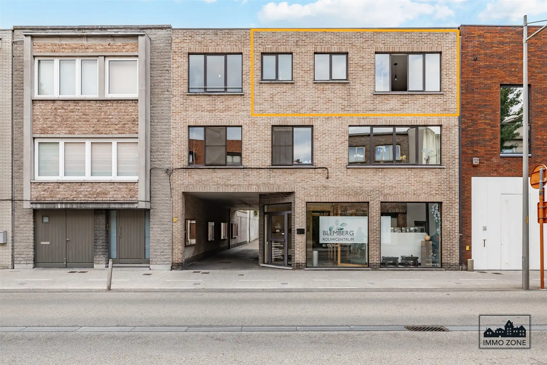 Hoofdfoto van de publicatie: Ruim éénslaapkamerappartement te koop met terras en garage