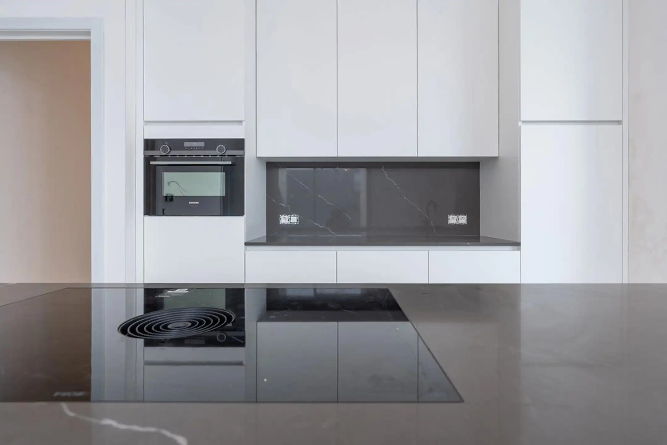 Modern 2-slpk app met terras en autostaanplaats. foto 4