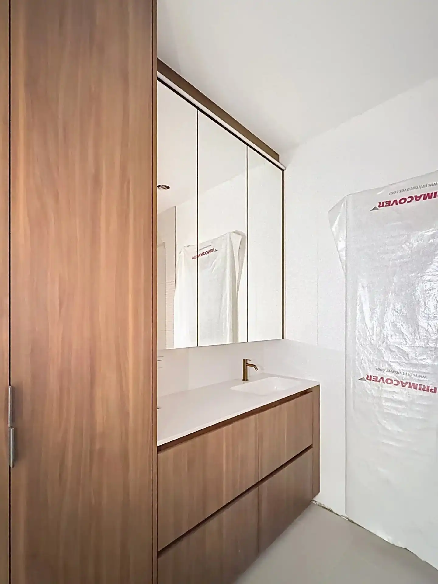 Luxueus en modern afgewerkt gelijkvloers appartement met tuin, 1 slaapkamer en 2 staanplaatsen. foto 12