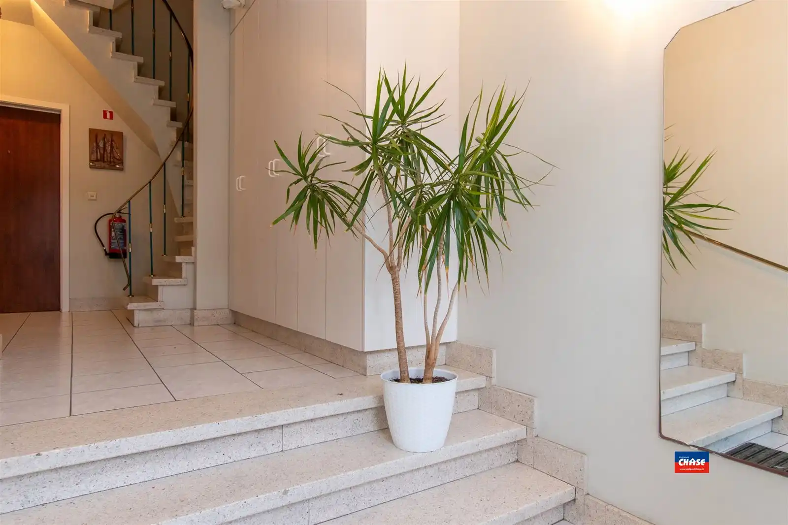 Verzorgd appartement met 2 slaapkamers, koertje en grote garagebox foto 16